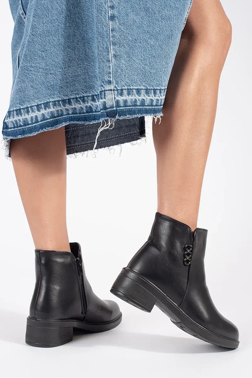 Botas clássicas pretas de salto baixo...