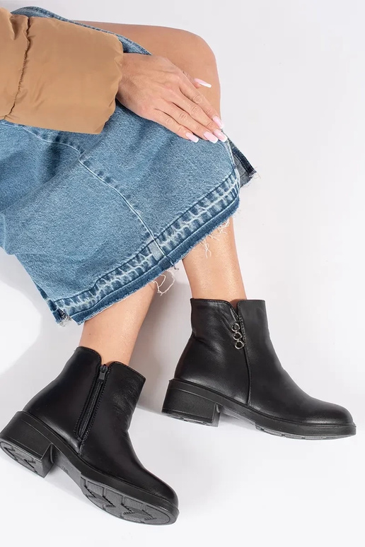 Botas clássicas pretas de salto baixo...