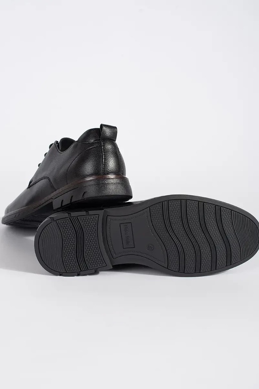 Ténis pretos com atacadores