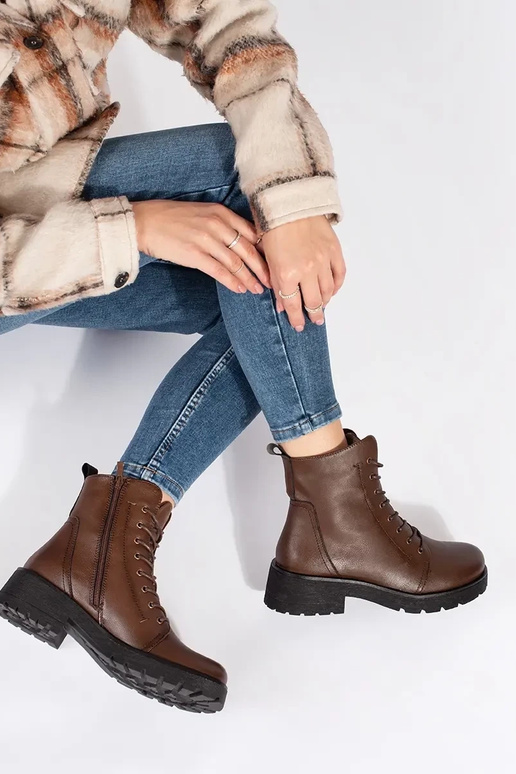 Pele escurocor marrom sapato em uma...