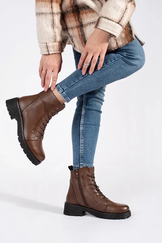 Pele escurocor marrom sapato em uma...