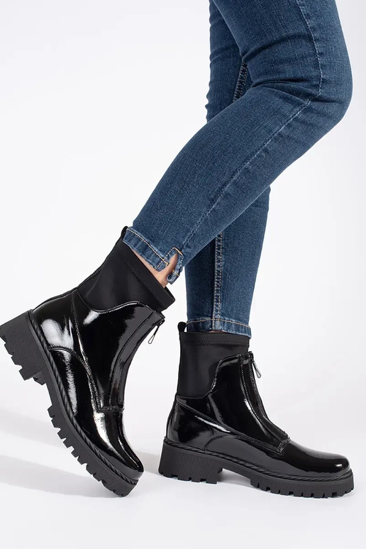 com efeito verniz cor preta Sapatos...