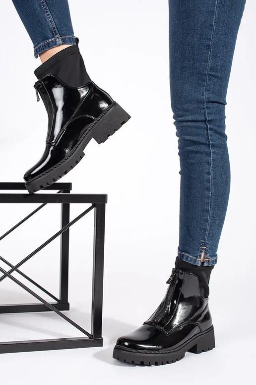 com efeito verniz cor preta Sapatos...