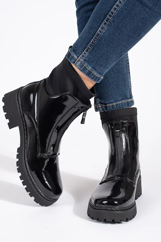 com efeito verniz cor preta Sapatos...