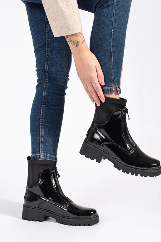 com efeito verniz cor preta Sapatos...