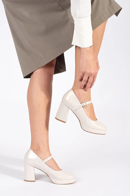 Botins de salto alto bege com fivela...