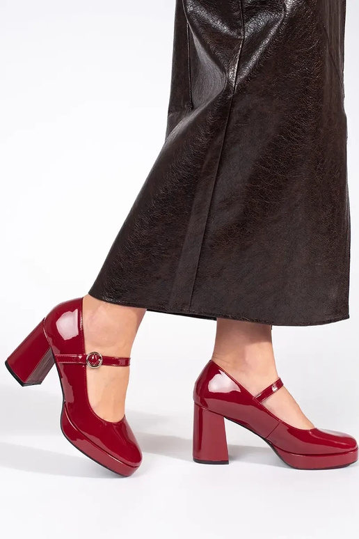 Sapatilhas de salto alto vermelhas...