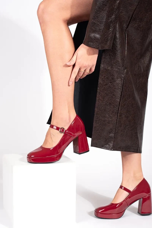 Sapatilhas de salto alto vermelhas...