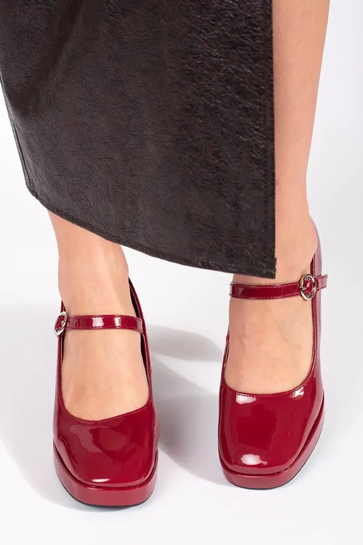 Sapatilhas de salto alto vermelhas...