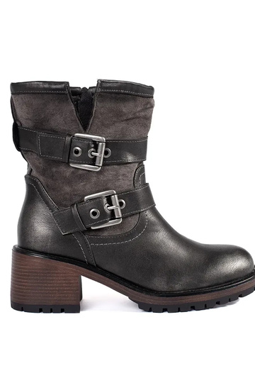 Botas de salto alto...