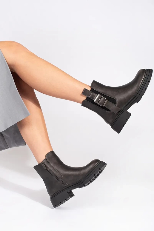 Sapatos castanhos escuros com fivelas