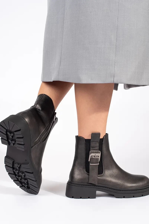 Sapatos castanhos escuros com fivelas