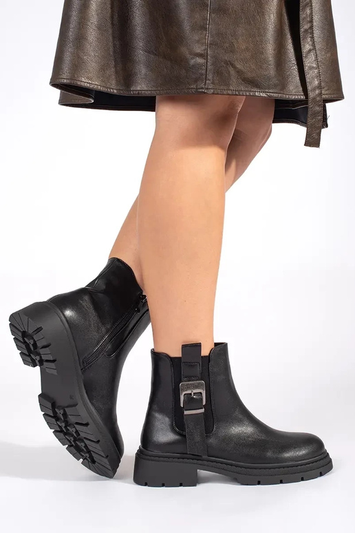 Sapatos pretos com fivelas