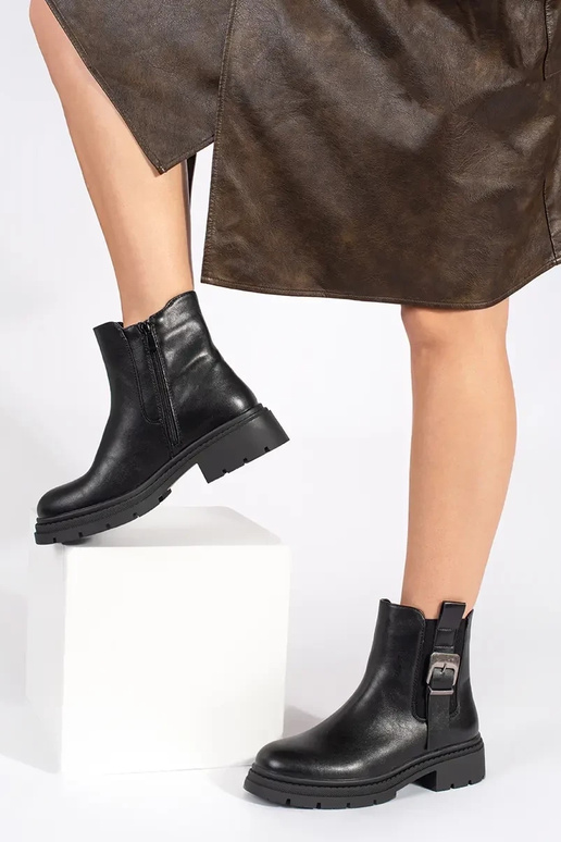 Sapatos pretos com fivelas