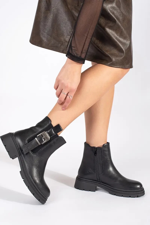 Sapatos pretos com fivelas