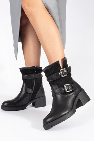 Sapatos pretos com fivelas... 2