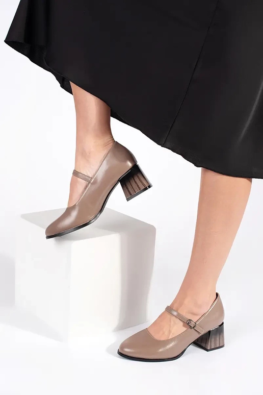 Sapatos de salto alto no calcanhar bege