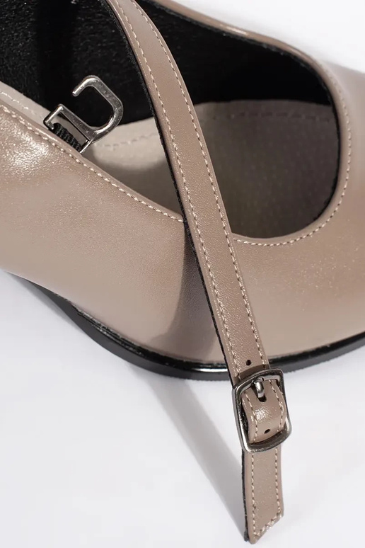 Sapatos de salto alto no calcanhar bege