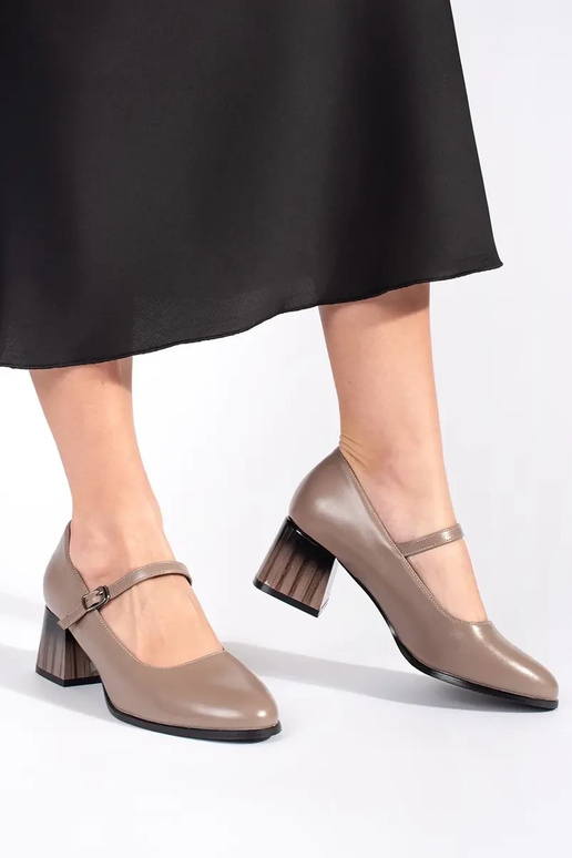 Sapatos de salto alto no calcanhar bege