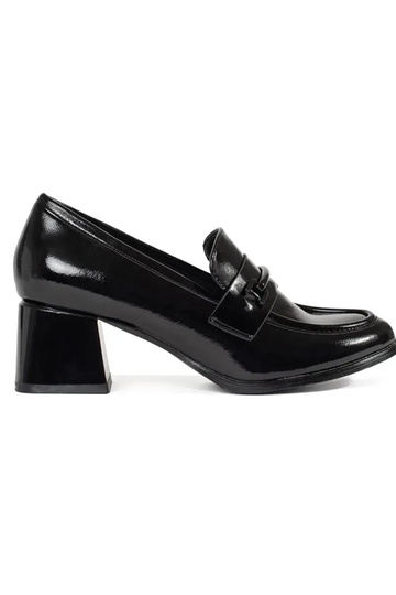 cor preta meio sapato...