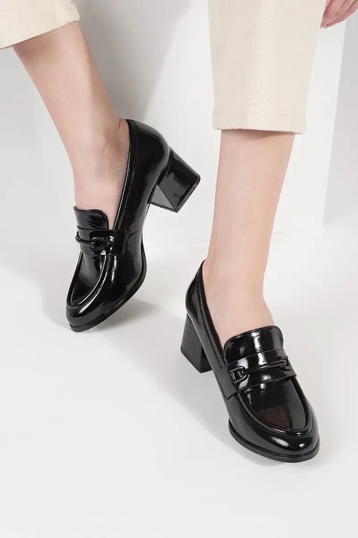 cor preta meio sapato mocassins...