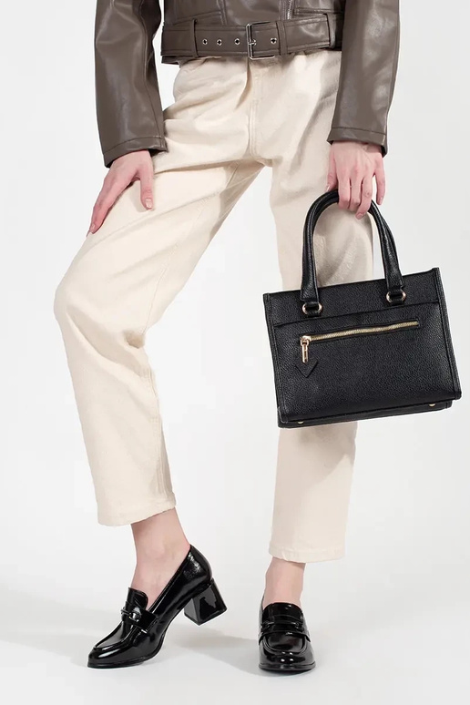 cor preta meio sapato mocassins...