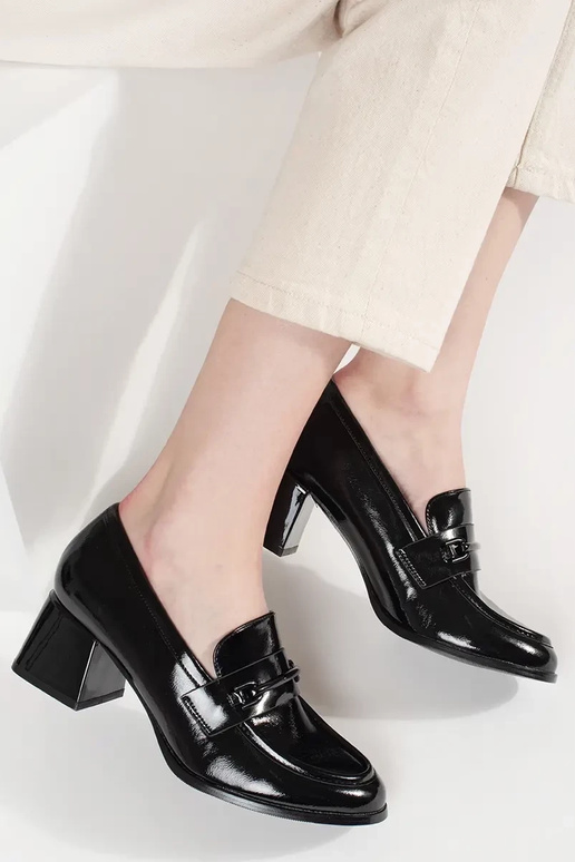 cor preta meio sapato mocassins...