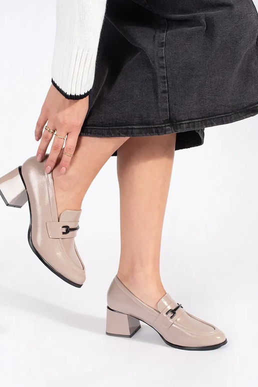 bege meio sapato mocassins femininos...