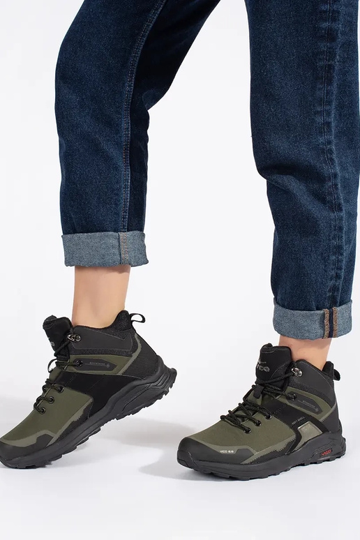 cor cáqui Sapatos de trekking isolar cor cáqui Sapatos de trekking isolar