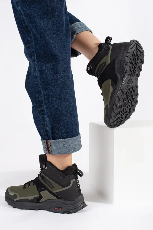 cor cáqui Sapatos de trekking isolar cor cáqui Sapatos de trekking isolar