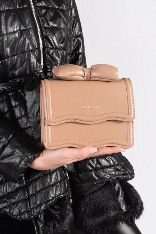 Pequeno bege bolsa elegante com um arco