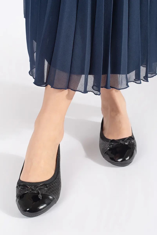 cor preta lacado bailarinas com um arco