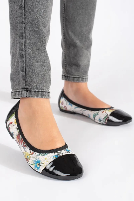 Sapatilhas com bico de verniz em cor... Sapatilhas com bico de verniz em cor...