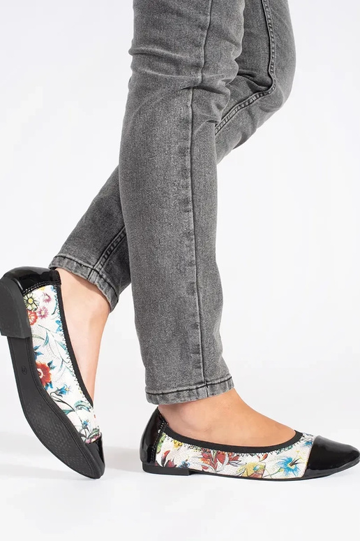 Sapatilhas com bico de verniz em cor... Sapatilhas com bico de verniz em cor...