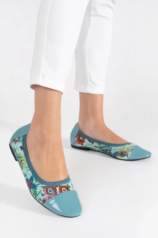 Sapatilhas com bico de verniz em cor...