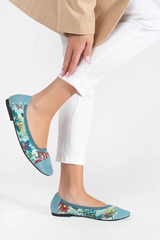 Sapatilhas com bico de verniz em cor...