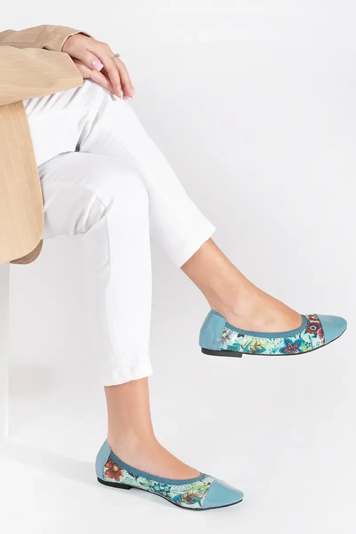 Sapatilhas com bico de verniz em cor...