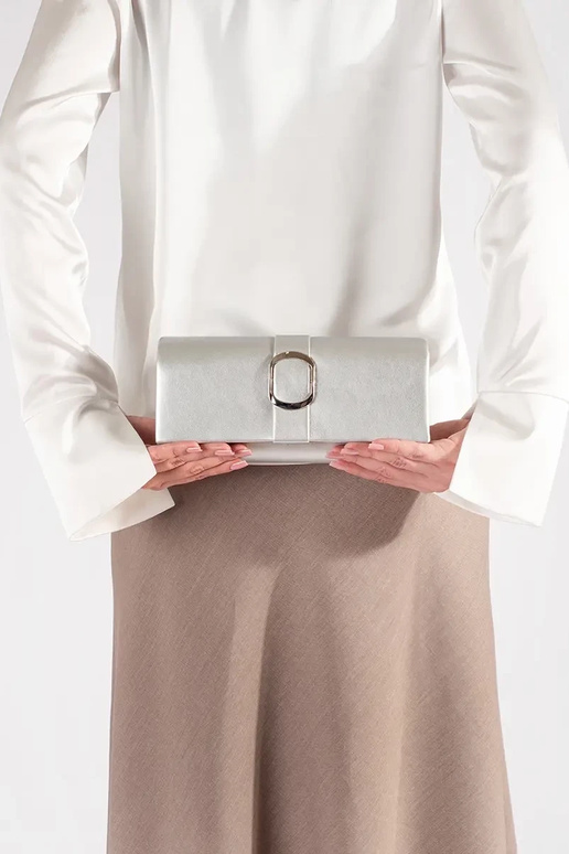 Bolsa pequena e elegante prateada com...