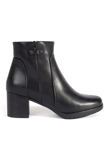 Botas pretas de salto alto...