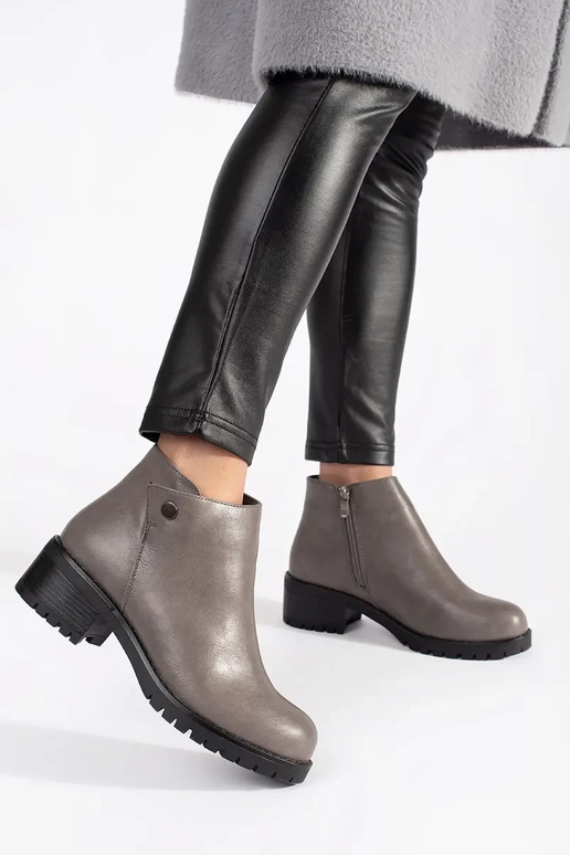 Sapatos cinzas em material sintético