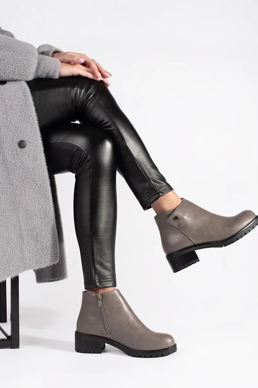 Sapatos cinzas em material sintético