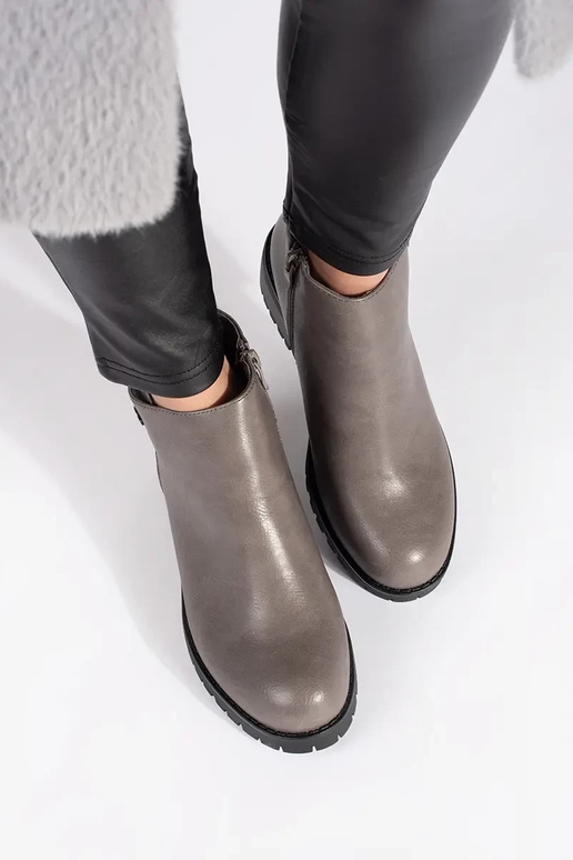 Sapatos cinzas em material sintético