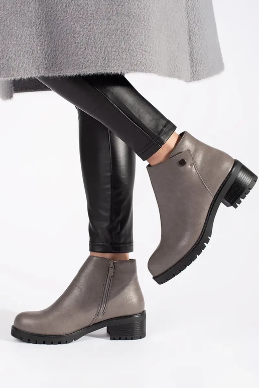 Sapatos cinzas em material sintético