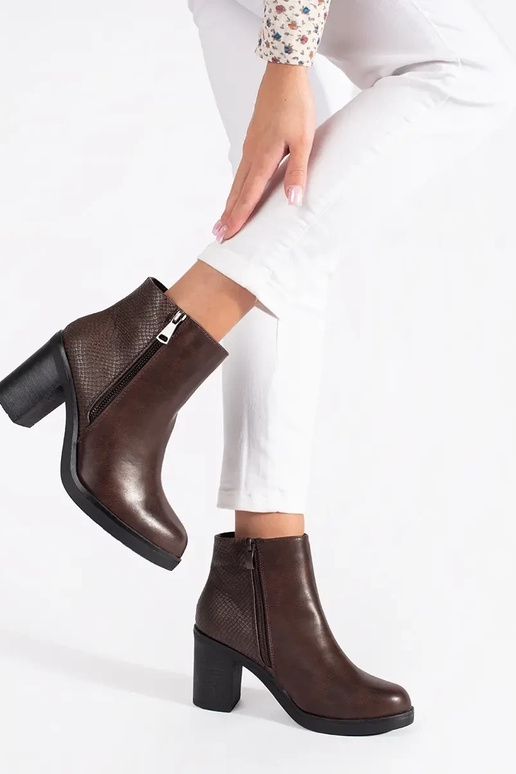 Botins marrons com fecho