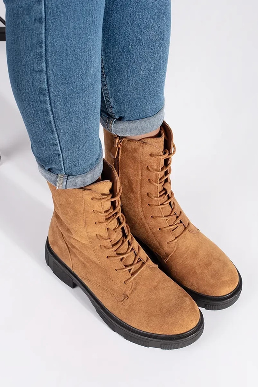 Botas de cano alto marrons isoladas