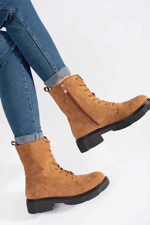 Botas de cano alto marrons isoladas