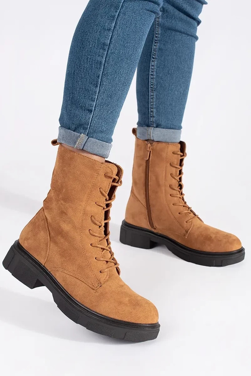 Botas de cano alto marrons isoladas