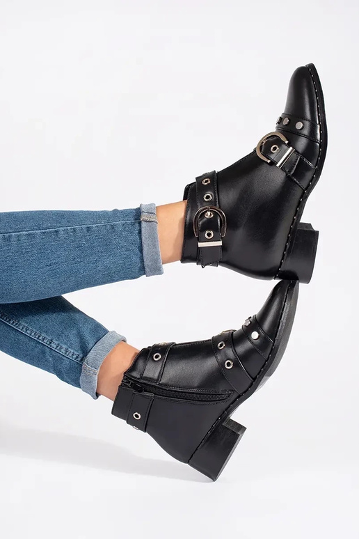 Botas pretas z com detalhes e adornos...