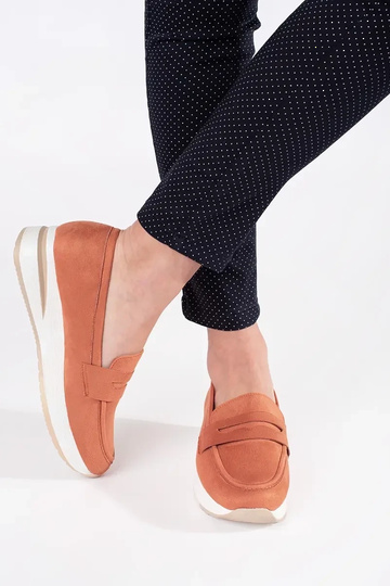 Sapatos altos vermelhos em... 2