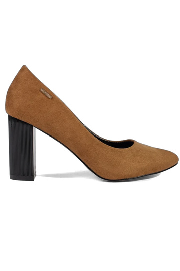 Saltos altos na cor marrom